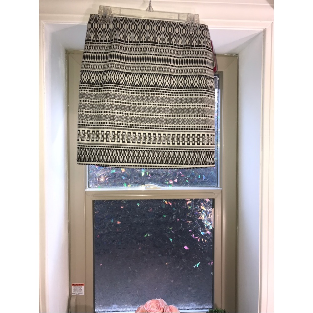 NWT-Black and white pattern skirt.